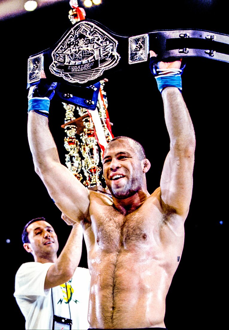 PRIDEミドル級王者の証であるベルトをかかげるシウバ