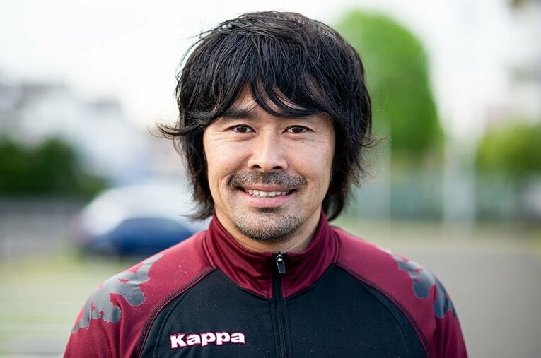 現在は自身で立ち上げた小学生対象のサッカースクールと、ジュニアユース「FCフォーリクラッセ仙台」の代表を務める財前さん ／ photograph by Yuki Suenaga