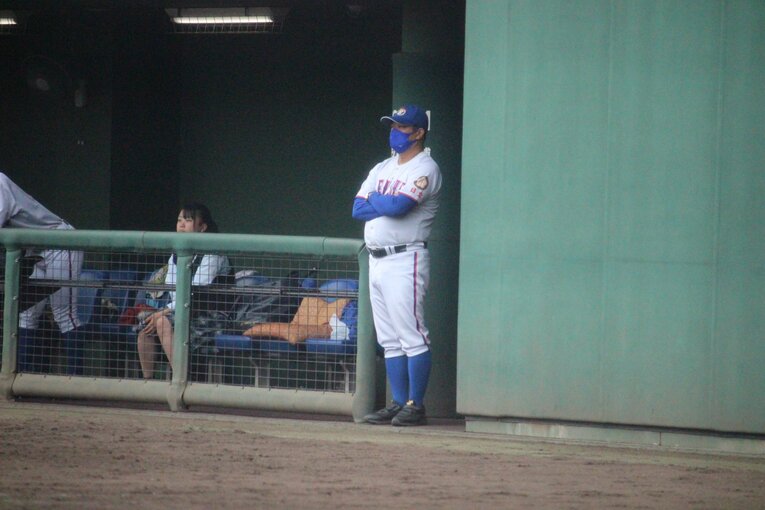 ベンチから戦況を見守る金沢監督　©Yu Takagi