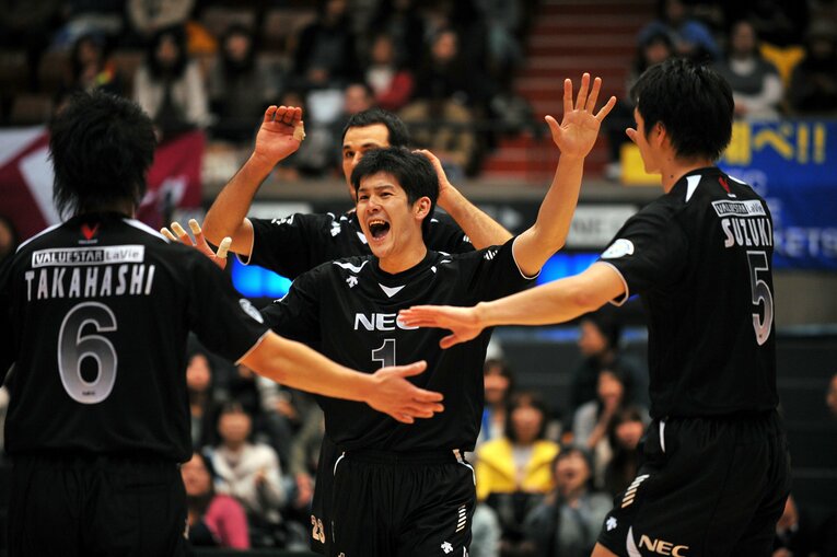 2008/09入れ替え戦に勝利してプレミアリーグ残留を決めたNECブルーロケッツ。しかし、親会社の経営状況悪化を受けて同シーズン限りで休部となった（写真は現レッドロケッツ監督の金子隆行）　©Jun Tsukida/AFLO SPORT