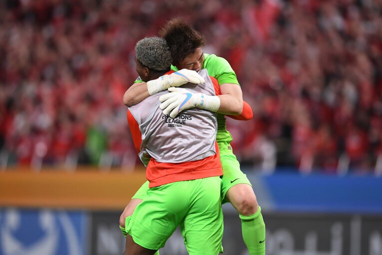 浦和時代、西川周作を抱きとめる鈴木彩艶【スワイプするとそのほかの写真もご覧になれます】　©Getty Images