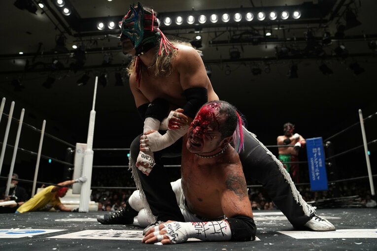 流血した葛西純の腕をとるエル・デスペラード　©Masashi Hara