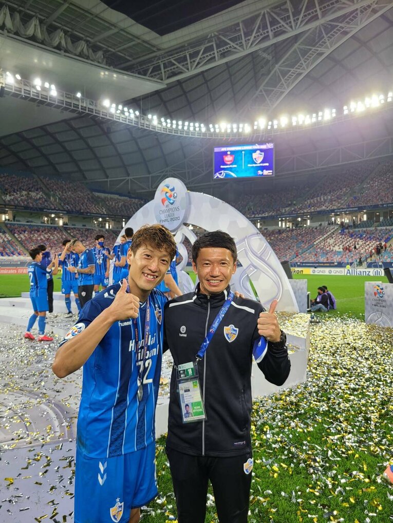 蔚山現代FC時代、イ・チョンヨンとの記念写真（2020年／本人提供）