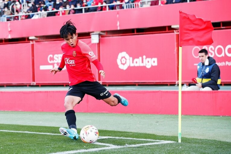 久保建英が“不可解判定”に怒った！ ラフプレーに抗議→イエローも…「バモス！クボ」とファンが信頼する理由〈撮影者の視点〉(43)