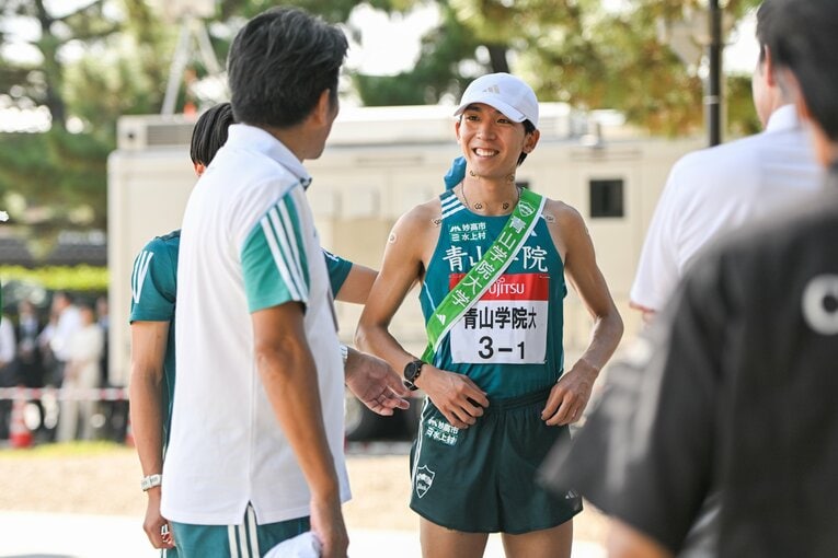 出雲駅伝のレース前、原晋監督と談笑する鶴川　©Nanae Suzuki
