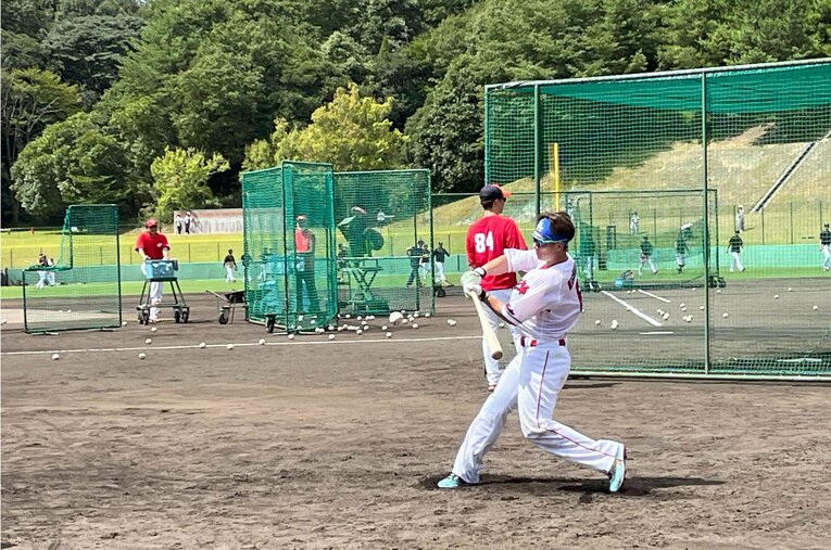右脇腹痛で離脱中、直射日光降り注ぐ由宇練習場で二軍練習に参加した西川龍馬。一軍復帰翌日の8月9日には本塁打を放った ／ photograph by NIKKAN SPORTS