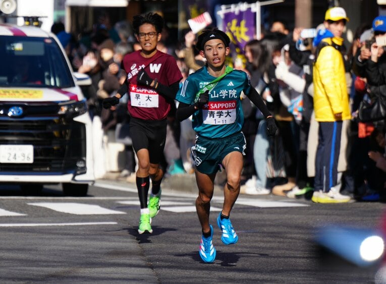 トップに躍り出る青学大・黒田朝日。1時間07分16秒、驚異の区間新だった。なお工藤慎作も1時間09分46秒と区間3位の記録で走っている　©Sankei Shimbun