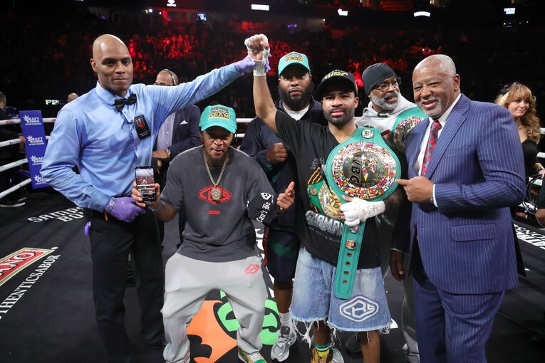 WBC世界フェザー級王者となったスティーブン・フルトン。前チーフトレーナーのラヒーム氏（前列左）も嬉しそうだ　©︎Getty Images