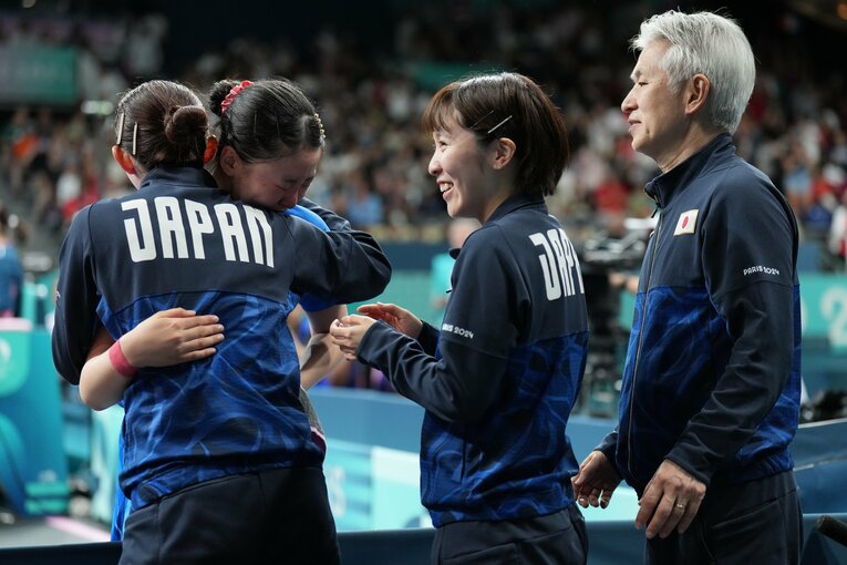 【号泣の準決勝】ドイツ戦。4戦目はストレート勝ち。張本をねぎらう早田、平野　　©︎JMPA