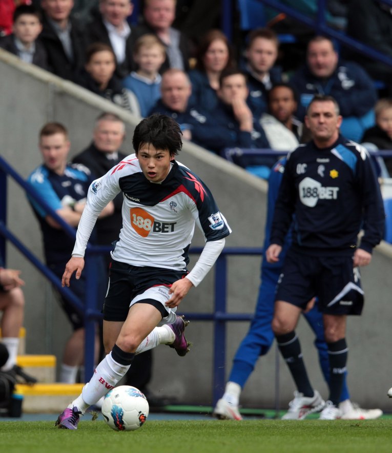 ドイツ2部ザンクトパウリを退団した宮市亮（28歳）。写真はプレミアリーグ・ボルトンでプレーした2012年。チェルシー相手に爆発的な加速でDFイバノビッチ、ケイヒルを置き去りにしたドリブルは鮮烈な印象を残した　©Getty Images