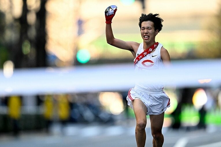 今年の箱根駅伝、中央大にとって22年ぶりとなる3位以内、準優勝のゴールテープを切った助川拓海。その左腕には”戦友”の名が刻まれていた ／ photograph by Hiroyuki Nakamura