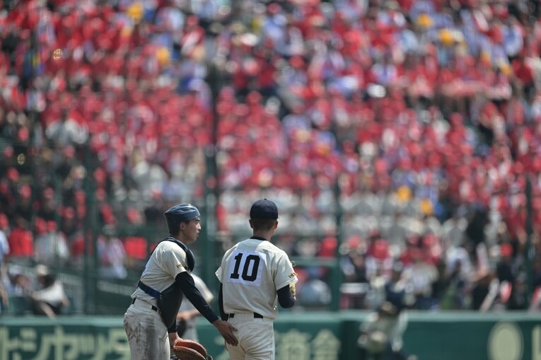 マウンドでコミュニケーションを取る神村学園バッテリー　©Hideki Sugiyama