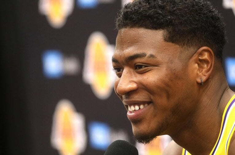 メディアデーの壇上で笑顔を見せる八村塁。このオフはレブロン・ジェームズと共に練習し、多くの学びを得た ／ photograph by Getty Images