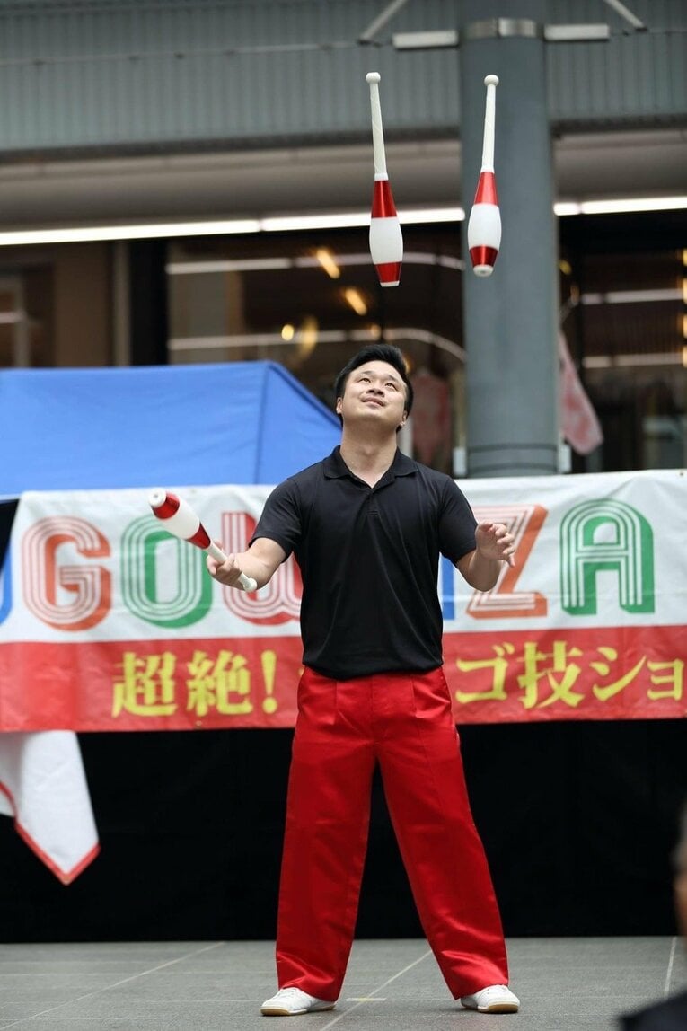 「体育館裏、彫刻刀で左腕を…」マイケルや金正恩に技を披露した大道芸人が壮絶イジメ体験を中高生に伝える理由《中3で渡米、17歳でW杯》(4)