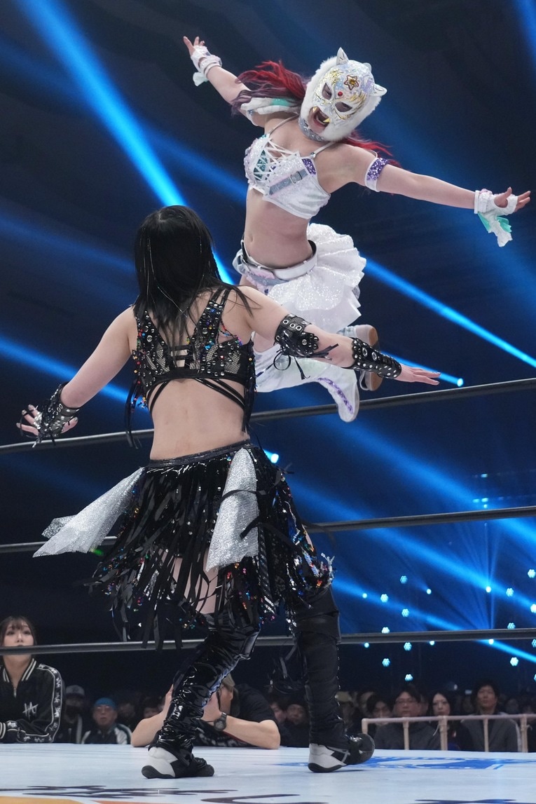 ボディアタックを放つスターライト・キッド　©Essei Hara