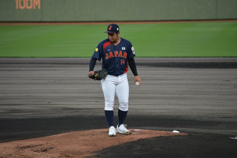 侍ジャパンのユニフォームでマウンドに立った末吉良丞　©Takarin Matsunaga