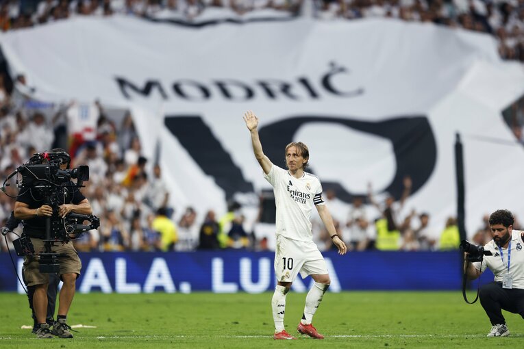 久保建英23歳vsモドリッチ39歳「吹っ飛ばし、抜き去った」後の敬意…“マドリー栄光の10番”涙と笑顔の別れ「好きになった言葉を」(18)