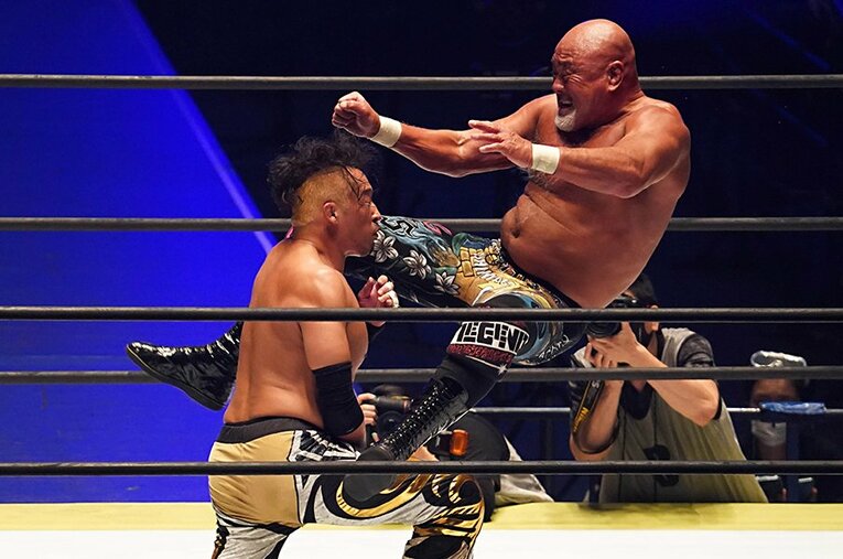 貫禄のある58歳の武藤敬司は封印していたムーンサルト・プレスを出して観客を驚かせた ／ photograph by Essei Hara