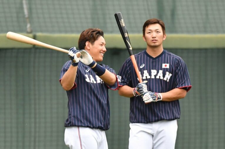2019年10月、侍ジャパンの合宿で談笑する吉田正尚と鈴木誠也。WBCでも活躍が期待されているだけに、オープン戦を欠場した鈴木の状態が心配される ／ photograph by Sankei Shimbun