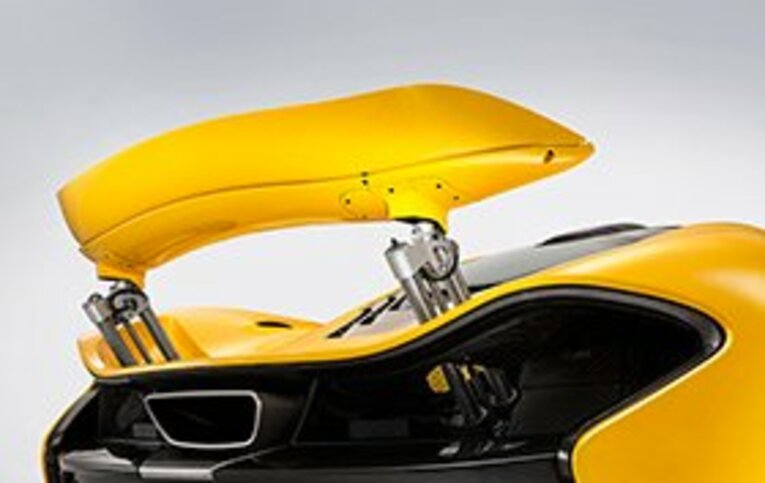 普段はボディにぴったり収納されているリアウィング。高速走行時はダウンフォースを増やしてエアロダイナミクスを最適化するように、自動あるいはボタン操作で伸長する。 