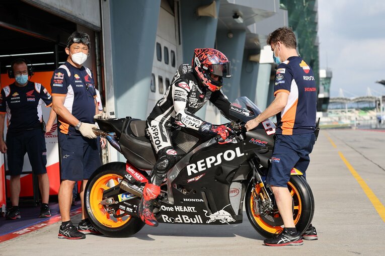 マレーシアではモノトーンのレーシングスーツに身を包んだマルケス。テストならではの光景だ