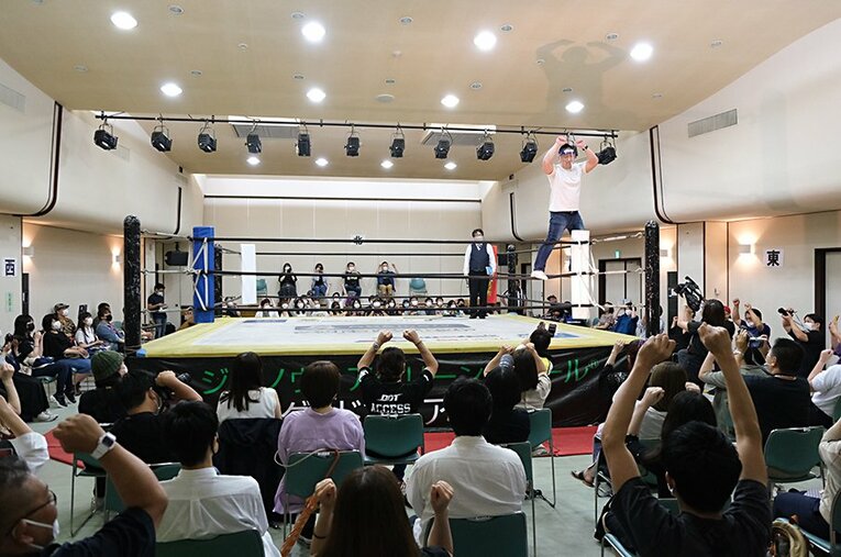 有観客興行開始のあいさつでリングに上がったDDTの“大社長”高木三四郎。「感無量でした。言葉が出てこなかった」という。 ／ photograph by Norihiro Hashimoto