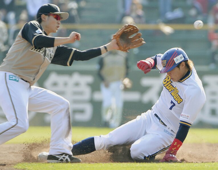 日本ハム戦で盗塁を決めるオリックス糸井（2013年4月13日）©︎KYODO