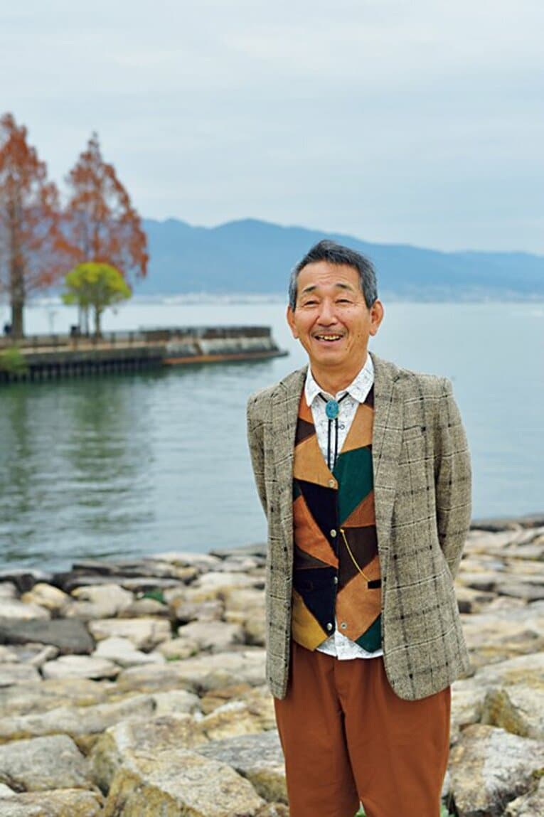 岩谷篤人　1951年10月18日、京都府生まれ。'84年に滋賀県の西武百貨店の融資を受けセゾンFCを設立。以来、徹底して個人技にこだわった指導で選手を育成。'03年から10年間は野洲のコーチも務め'06年に選手権を制した。現在セゾンを全国展開し、さらには指導者の育成にも携わる。　photograph by Hideki Sugiyama