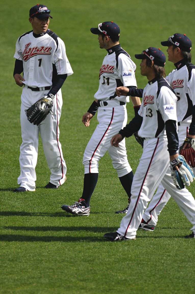 イチロー（中央）や青木（右から2人目）と談笑する福留　©Takuya Sugiyama