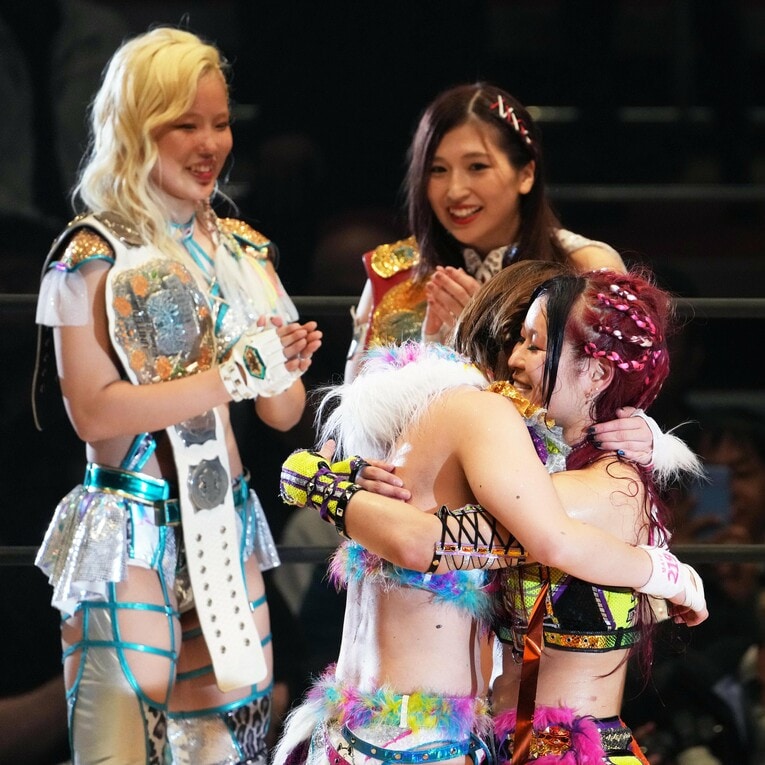 抱き合う岩谷麻優とイヨ・スカイ。後方はビクトリア弓月と青野未来　©Masashi Hara