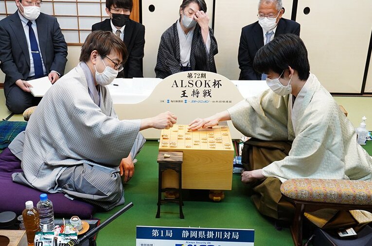 終局後の藤井聡太王将と羽生善治九段。まず第1局を制したのは藤井王将だった ／ photograph by 日本将棋連盟