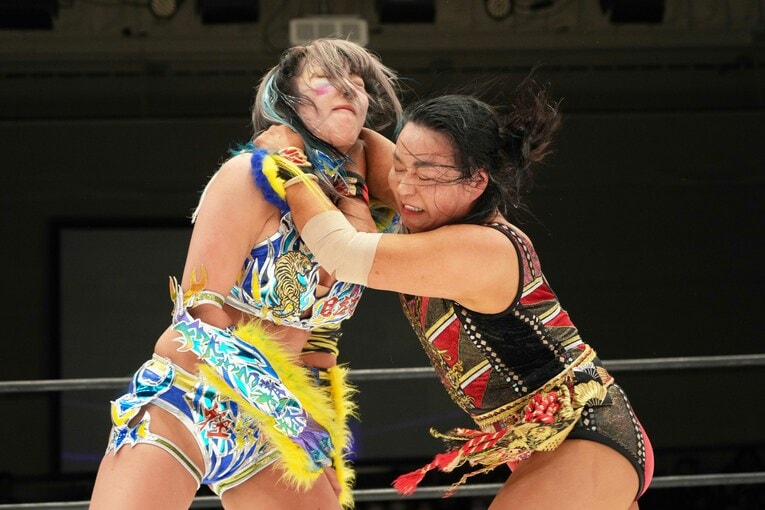 里村明衣子のエルボーに耐えるウナギ・サヤカ　©Essei Hara