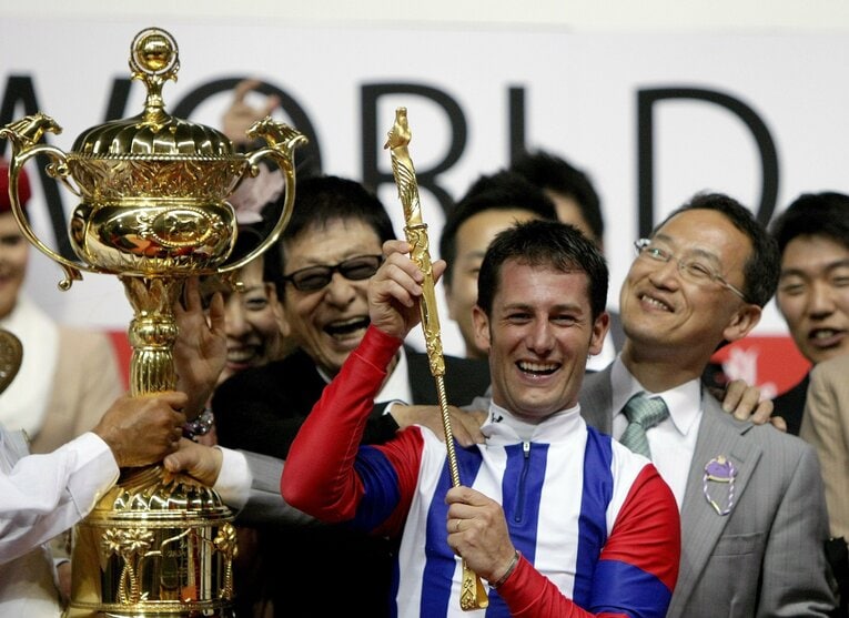 2011年ドバイワールドカップで日本馬として初めて優勝したヴィクトワールピサに騎乗したミルコ・デムーロ（中央）と角居勝彦師（右）　(C)AFLO