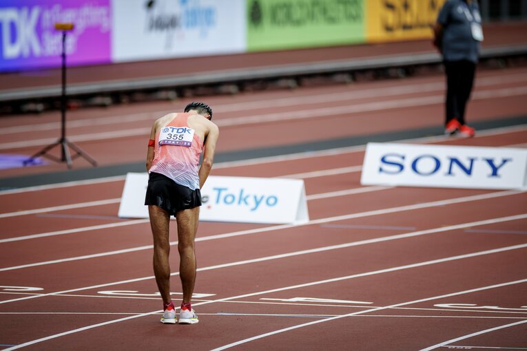 レース後、競技場とファンに一礼した後、痙攣で倒れた川野　©Kiichi Matsumoto