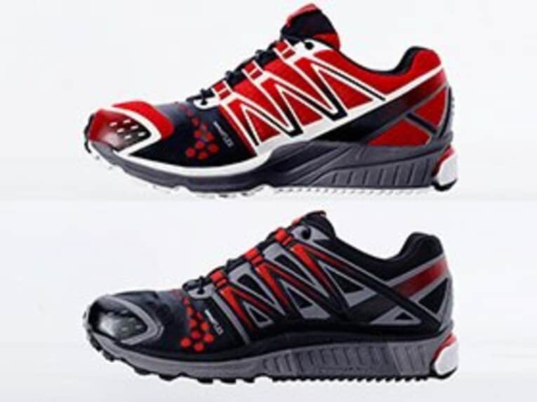 全体的に通常のランニング用よりもサポートが強いこのシューズ。ガイダンス（写真下）は、ランニング時に足首が内側に倒れ込む「オーバープロネーション」を軽減するサポート機能も備えている（ソール側面の色が変わっている部分で内転を抑えている）
                                                      