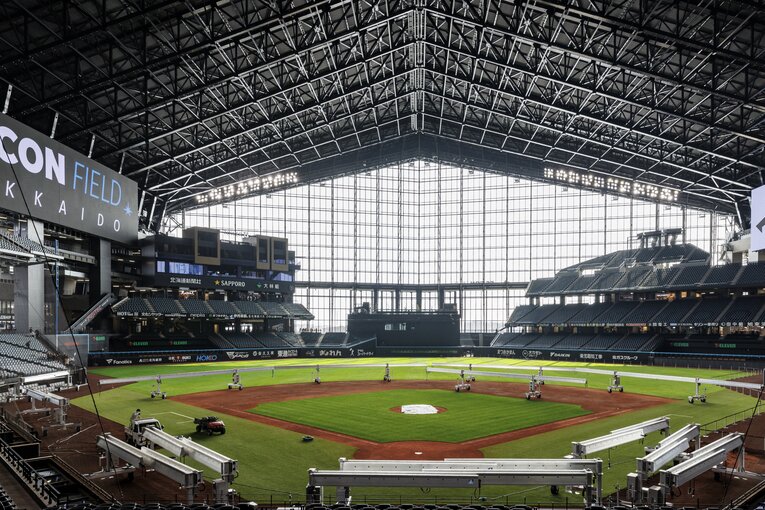 屋根は開閉式で、天然芝の左右非対称のフィールドは左翼97m、中堅121m、右翼99m。収容人数は3万5000人　©︎Kiichi Matsumoto