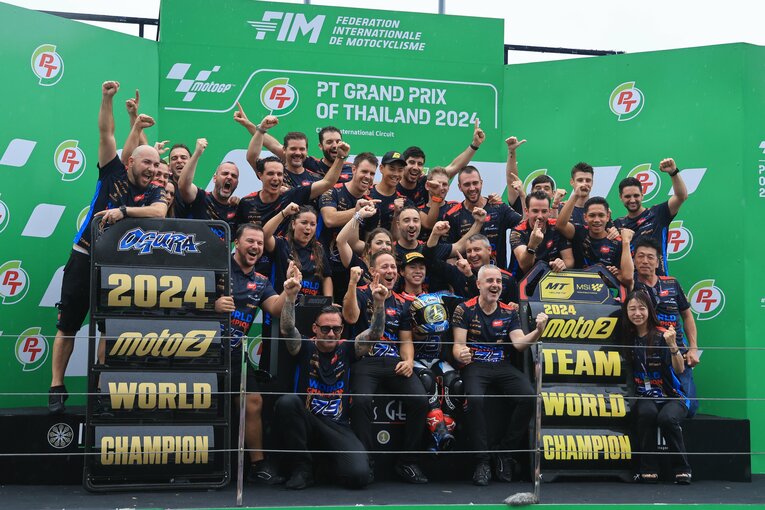 チームスタッフとタイトル獲得を喜ぶ小椋　©Satoshi Endo