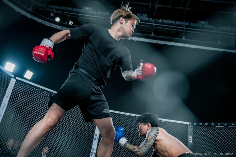 右ストレートで久保田からダウンを奪う　©BreakingDown