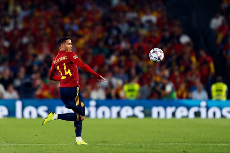 “日本代表が狙うべきスペインの急所”はどこ？ ブスケッツやアセンシオ健在、17歳ガビ急成長で分厚すぎる選手層だが…〈撮影者の証言〉(15)