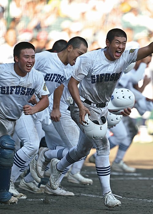 準々決勝・横浜戦は延長タイブレークで勝利。試合後、祖父、父親と3代続けて県岐阜商出身の坂口路歩が左腕を掲げて喜ぶ