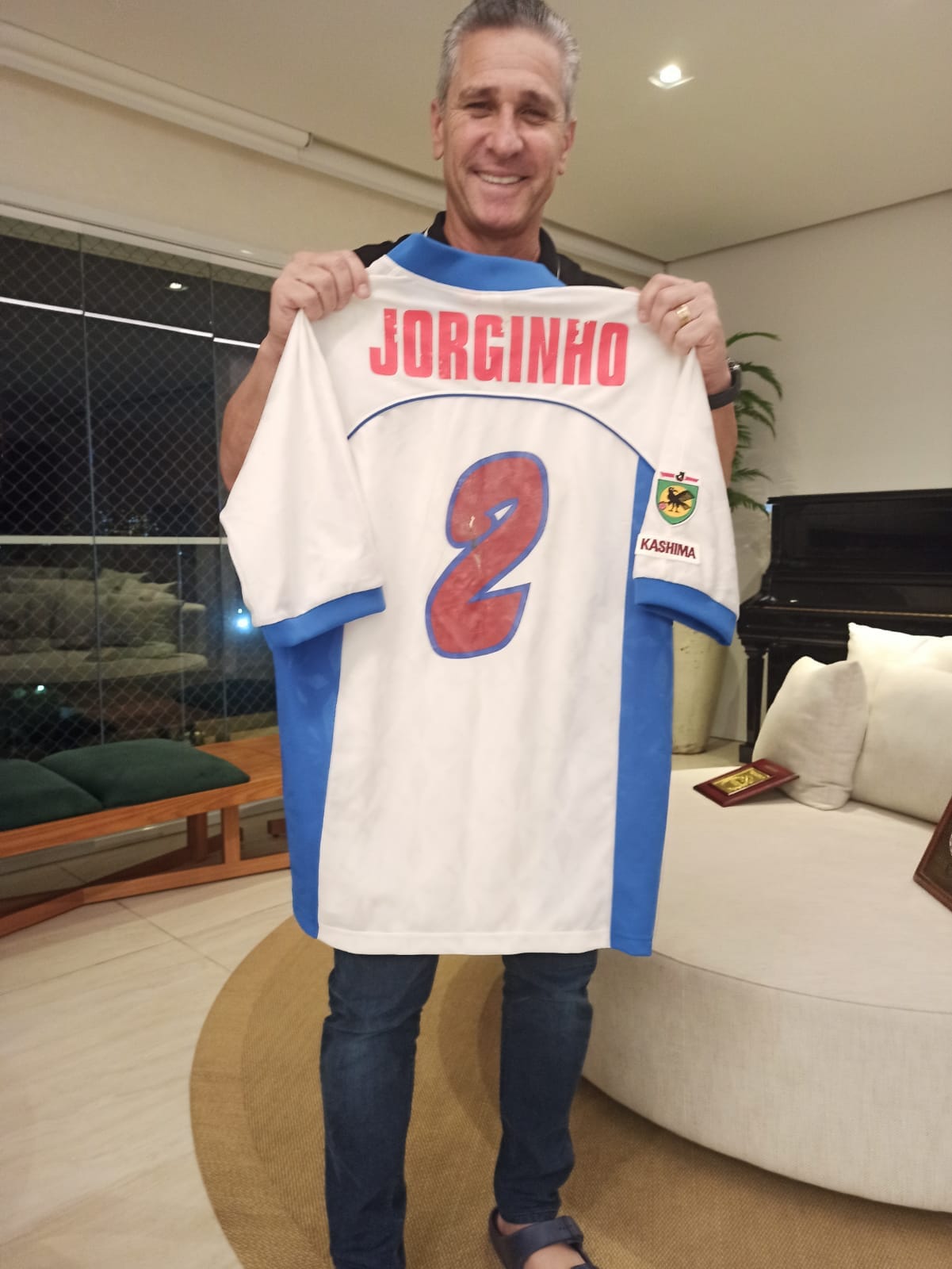 当時のユニフォームを手に　©Hiroaki Sawada