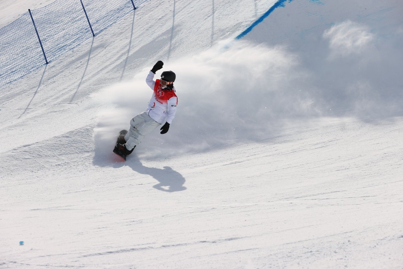 3本目を滑り終えて右手をあげる平野歩夢　©JMPA