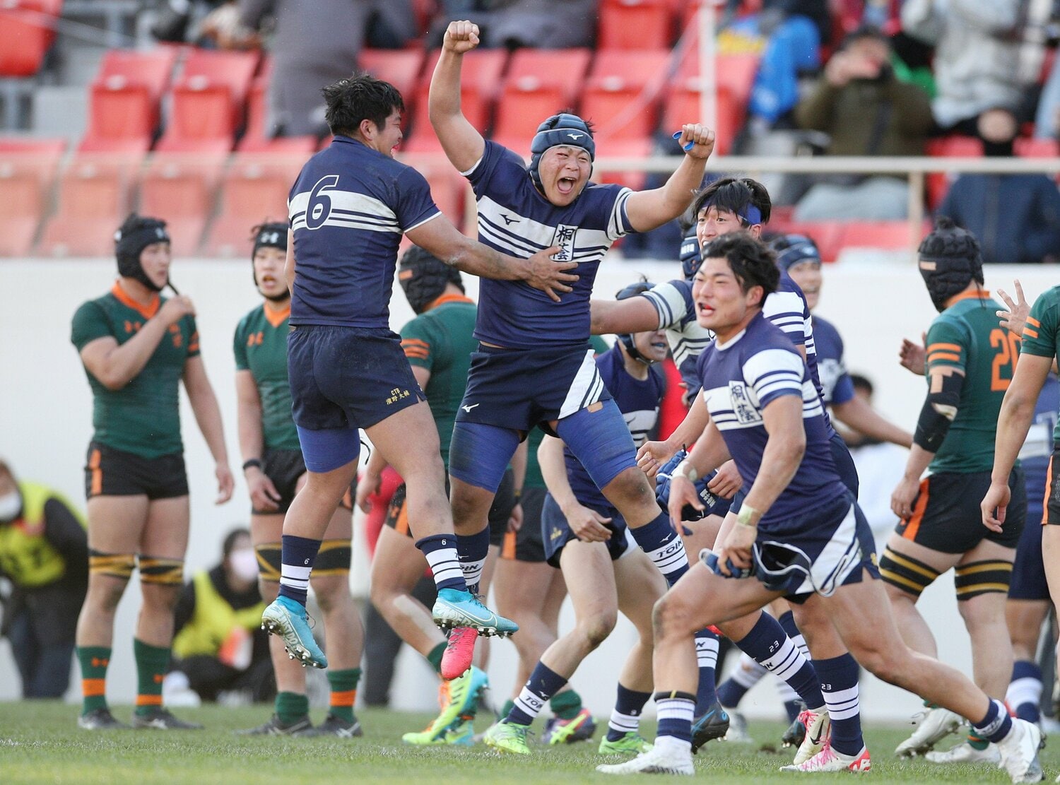 36年ぶりの「超ロースコア」決着になった高校ラグビー決勝戦。東福岡を破って喜ぶ桐蔭学園の選手たち　©JIJI PRESS