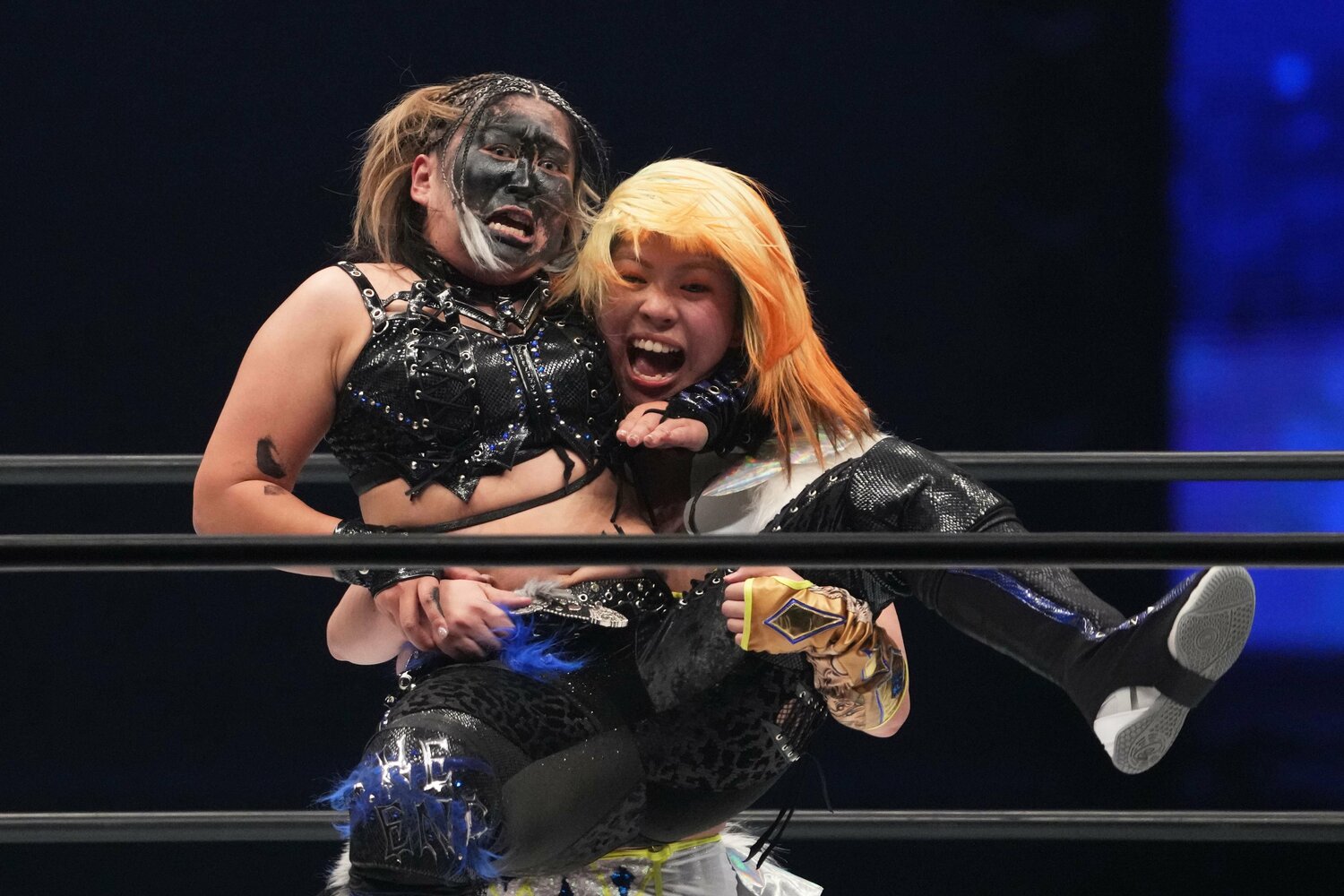フィニッシュとなったリストを取ってのバックドロップホールド。4月26日、横浜アリーナ ©Masashi Hara
