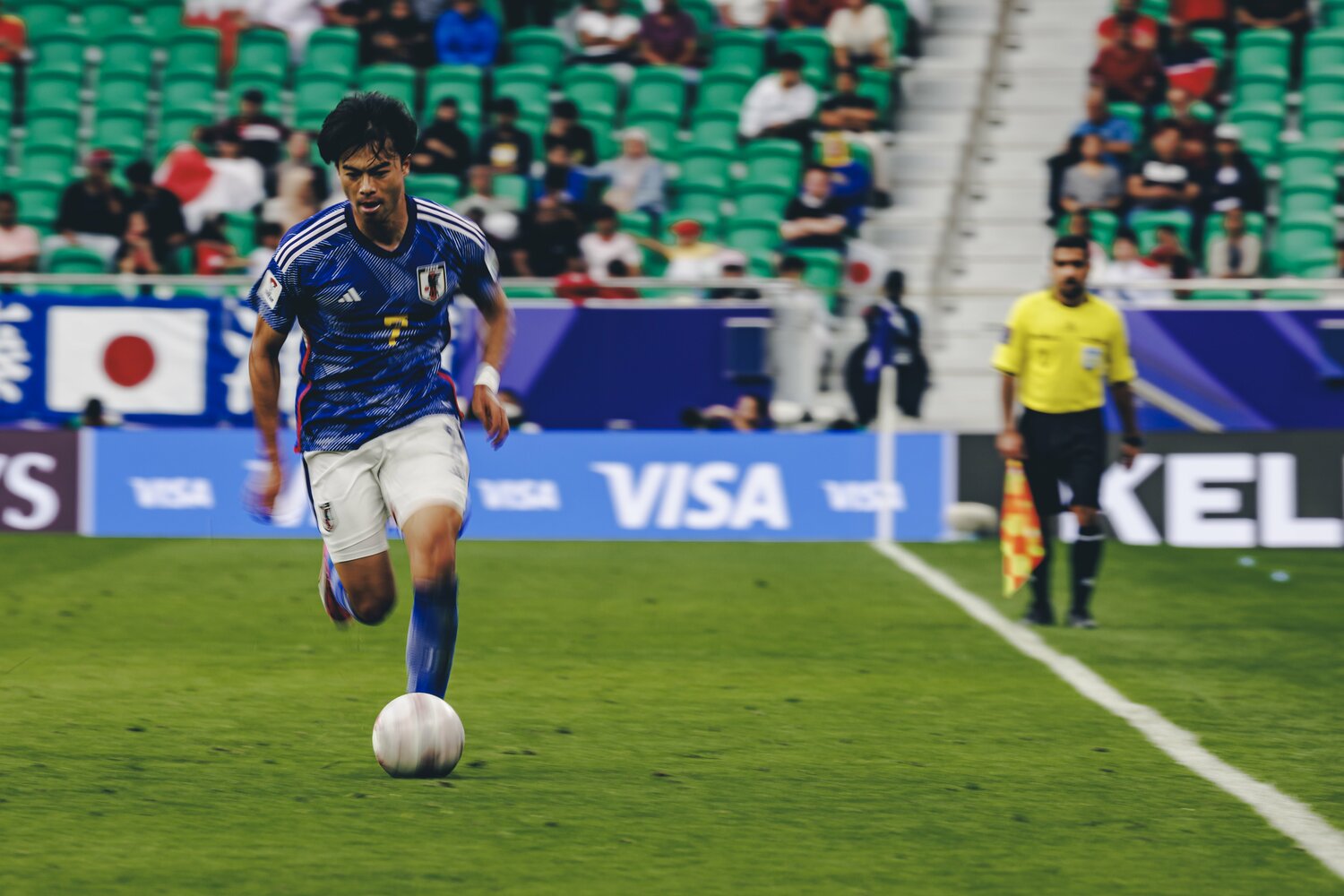 バーレーン戦、三笘薫の突破シーン。起点になっていたのは町田だった　©Kiichi Matsumoto