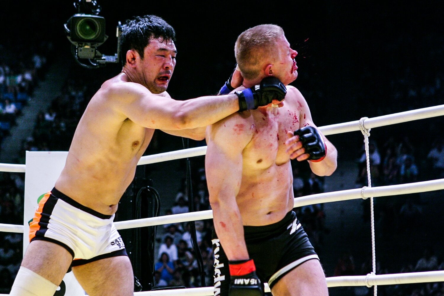 グロッキーな状態で試合を続けたケスタティス・スミルノヴァス戦は、レフェリーの判断が物議を醸した