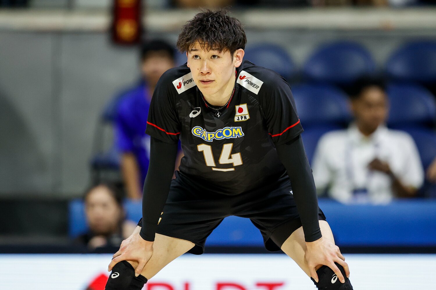 伊藤をはじめとするコーチ陣と会話を重ねていたという主将・石川祐希 ©︎Getty Images