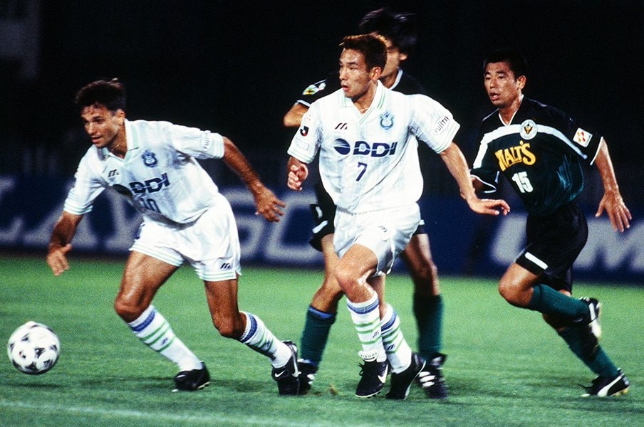 ベルマーレ時代の呂比須と中田　©J.LEAGUE