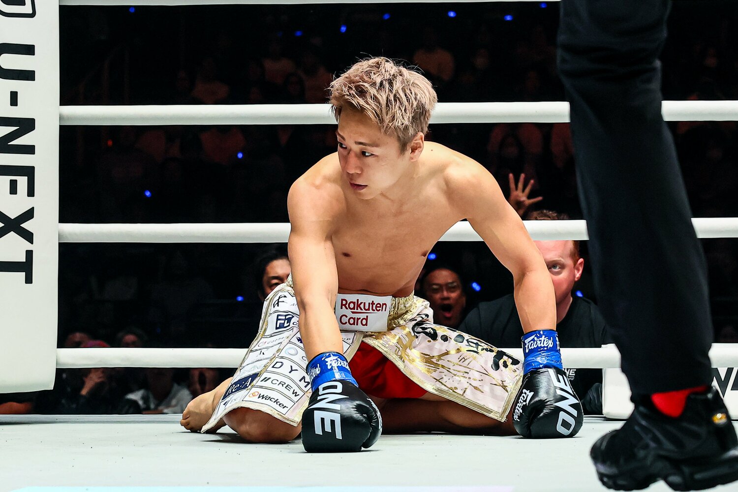 レフェリーのカウント中。呆然とした表情の武尊 ©ONE Championship Susumu Nagao