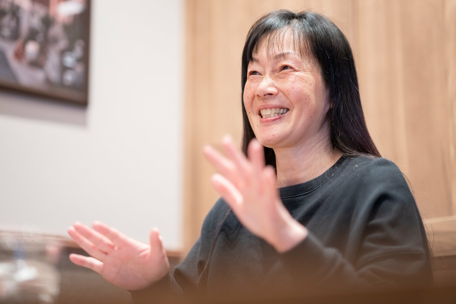 インタビューに答える現在の福岡晶さん